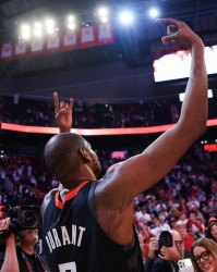 九游唯一入口-致敬老兵！杜兰特过去8场场均出战38.5分钟 可得29.5分7板4.4助